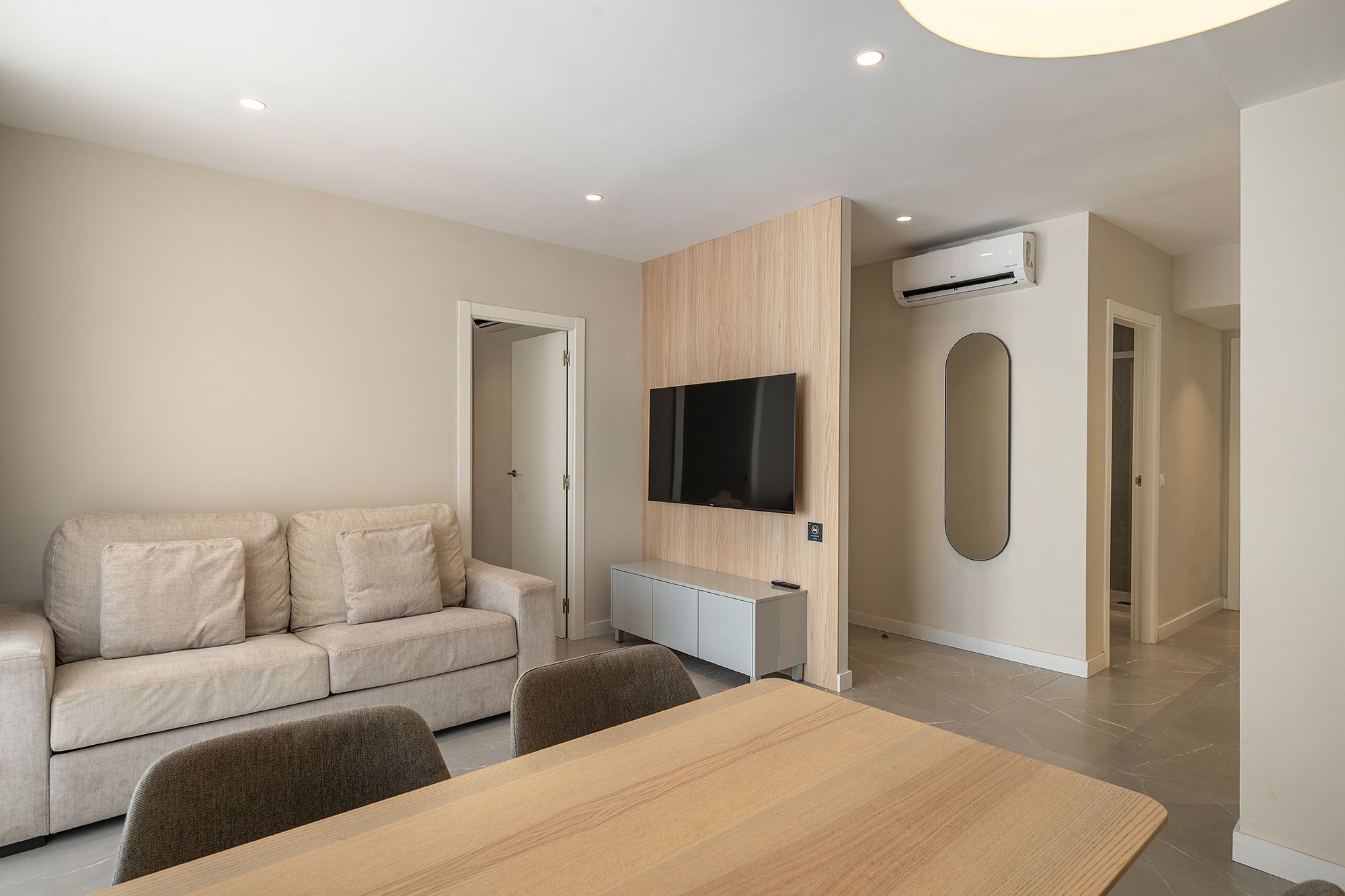 Elegante apartamento en Benidorm, España, con interiores contemporáneos y una ubicación privilegiada.