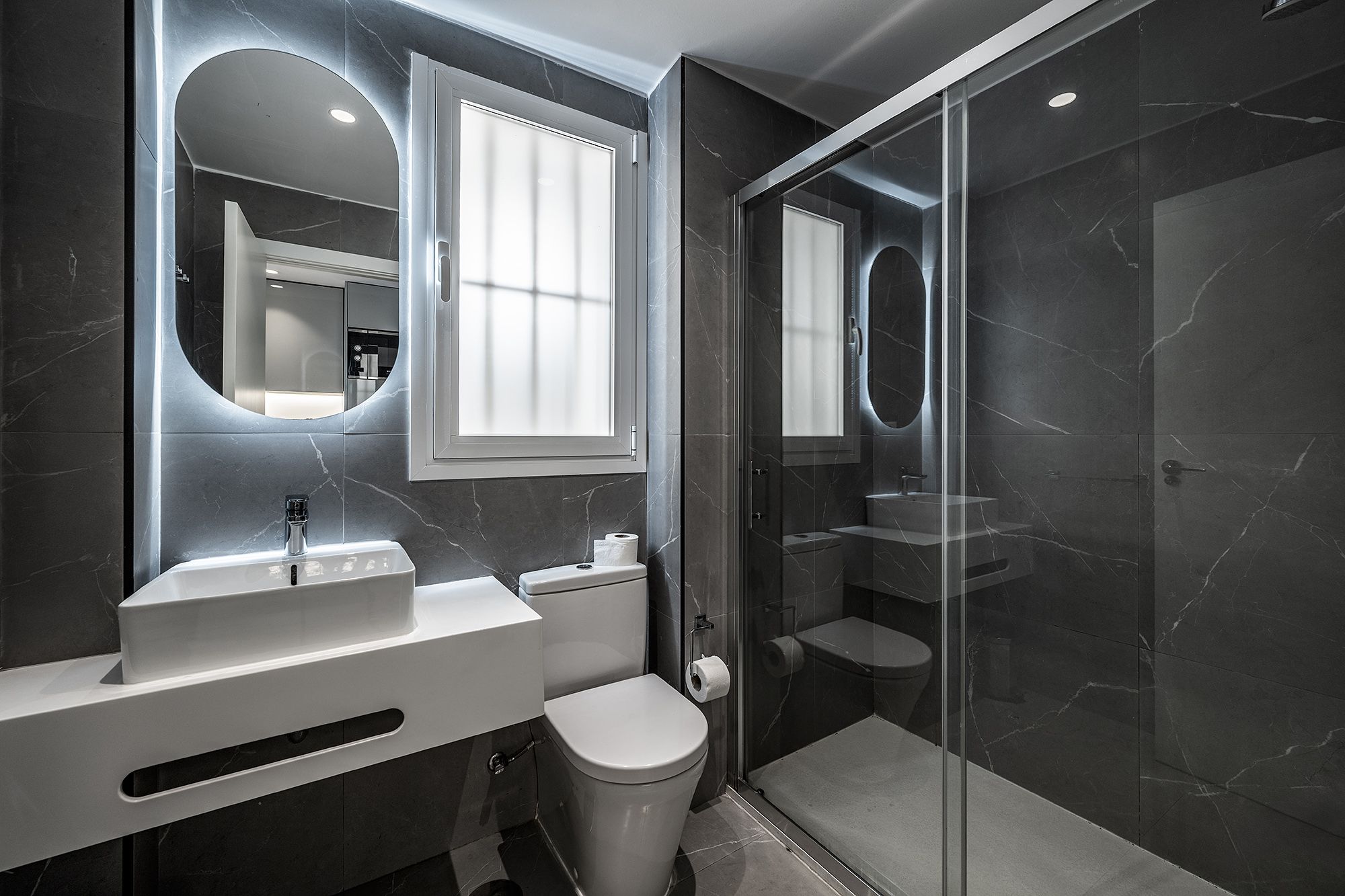 Apartamento moderno y luminoso con cocina abierta y una acogedora zona de comedor.