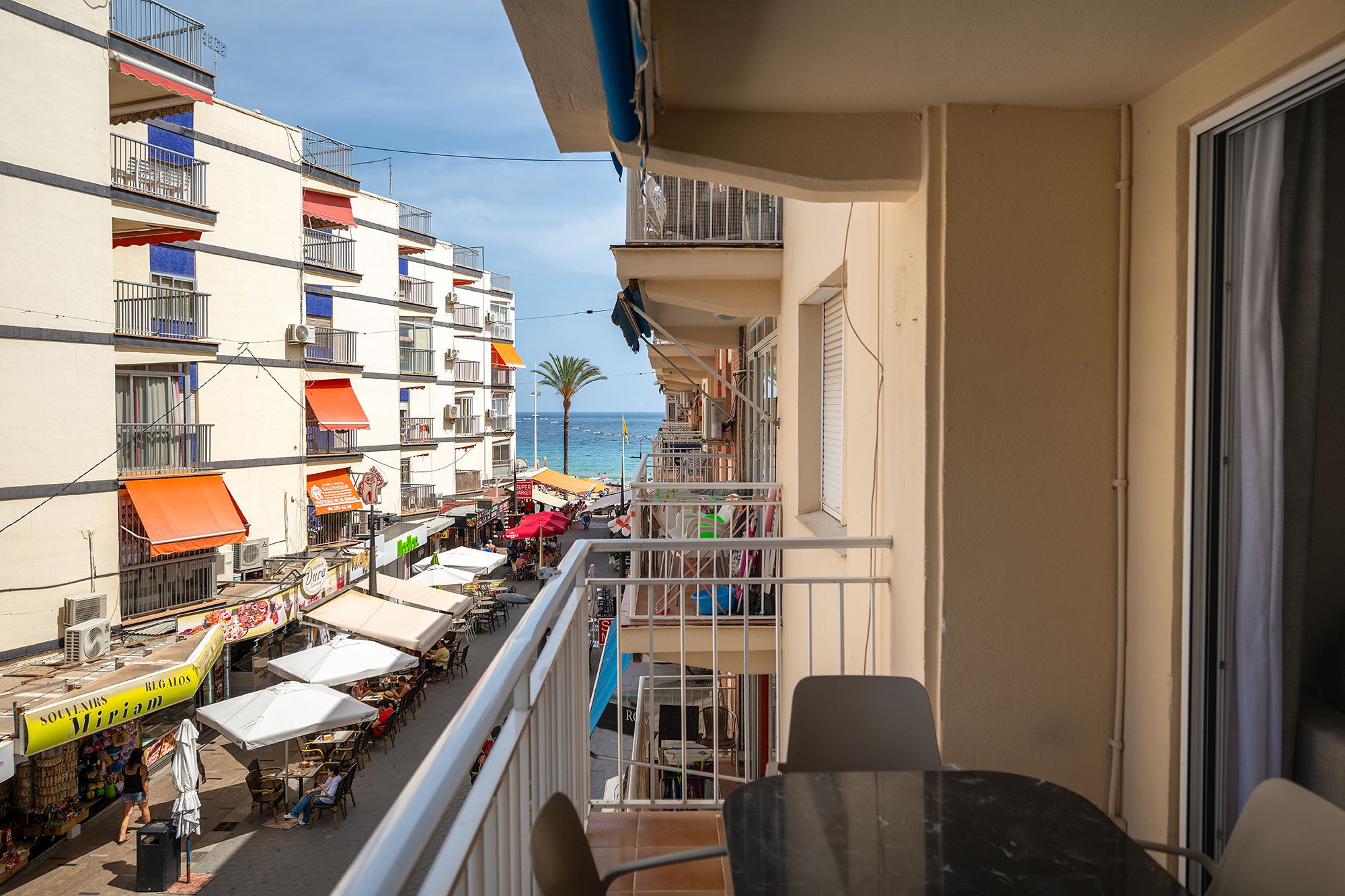 Apartamento independiente en Benidorm, España, con un diseño moderno y vistas panorámicas a una animada calle cerca del mar