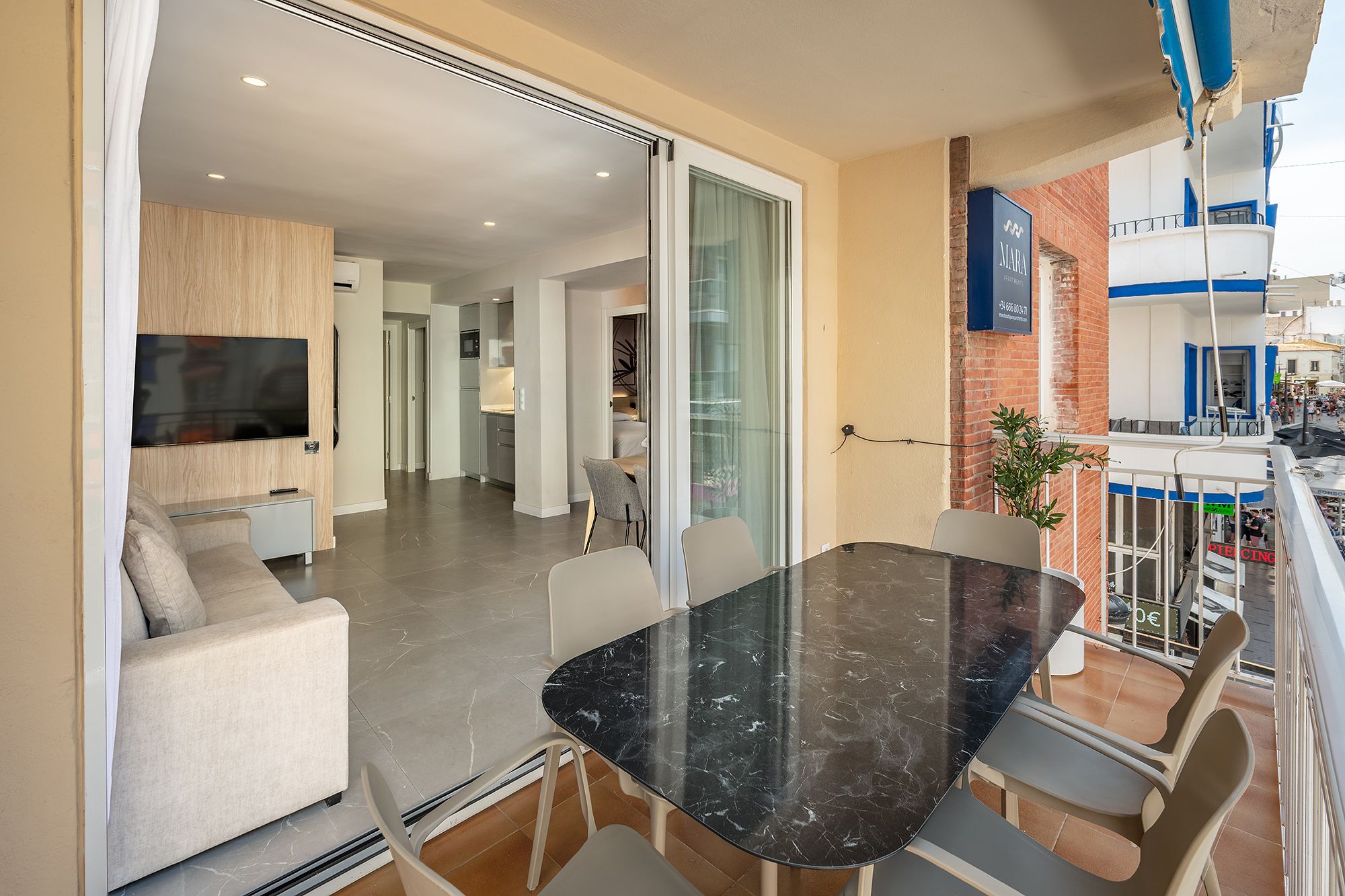 Vista interior de un apartamento turístico en Benidorm, España, con mobiliario moderno y decoración luminosa.