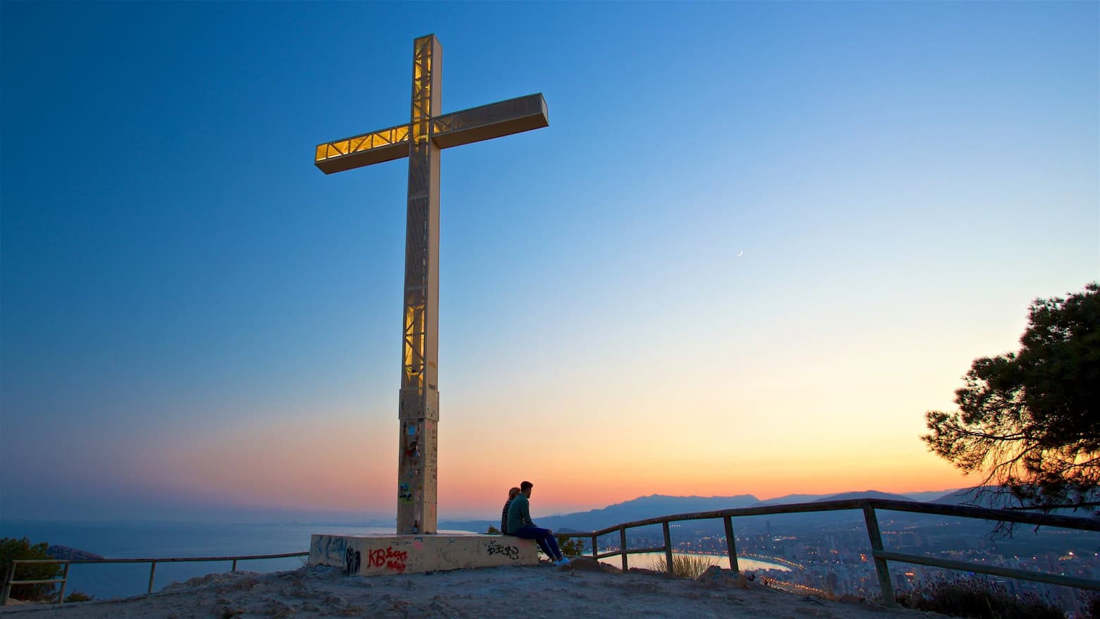 La cruz is one of the best miradores in Benidorm