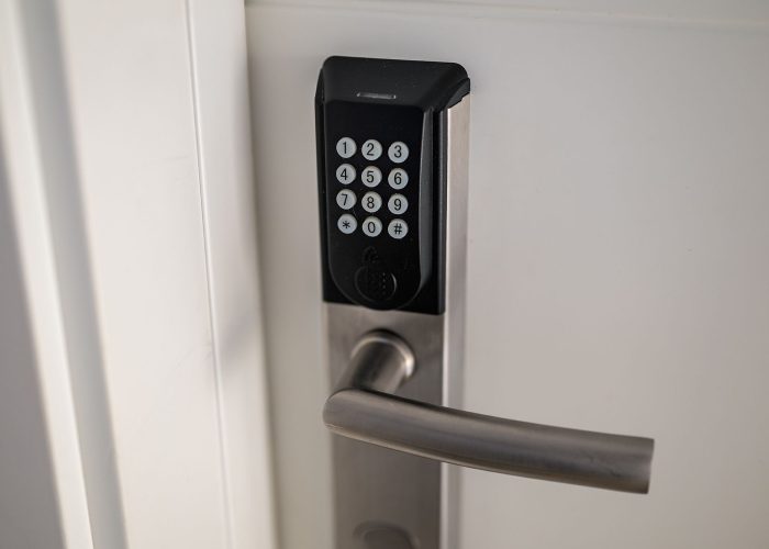 Teclado digital en la manilla de la puerta para el registro de acceso mediante código clave.