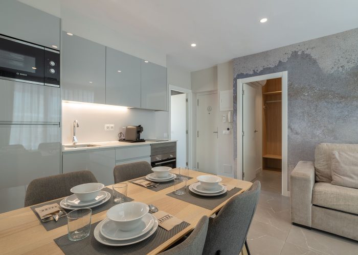 Elegante cocina y comedor en un apartamento moderno, con deliciosos platos del Restaurante Baldo, Benidorm.